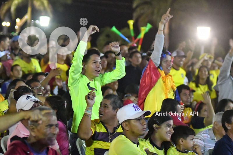 FBL-HINCHAS-REACCION-ARGENTINA-ECUADOR