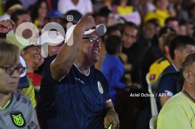 FBL-HINCHAS-REACCION-ARGENTINA-ECUADOR