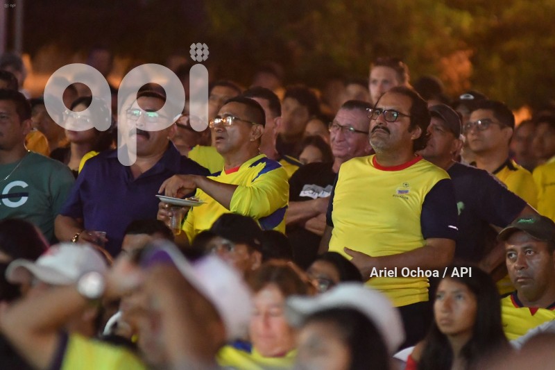 FBL-HINCHAS-REACCION-ARGENTINA-ECUADOR