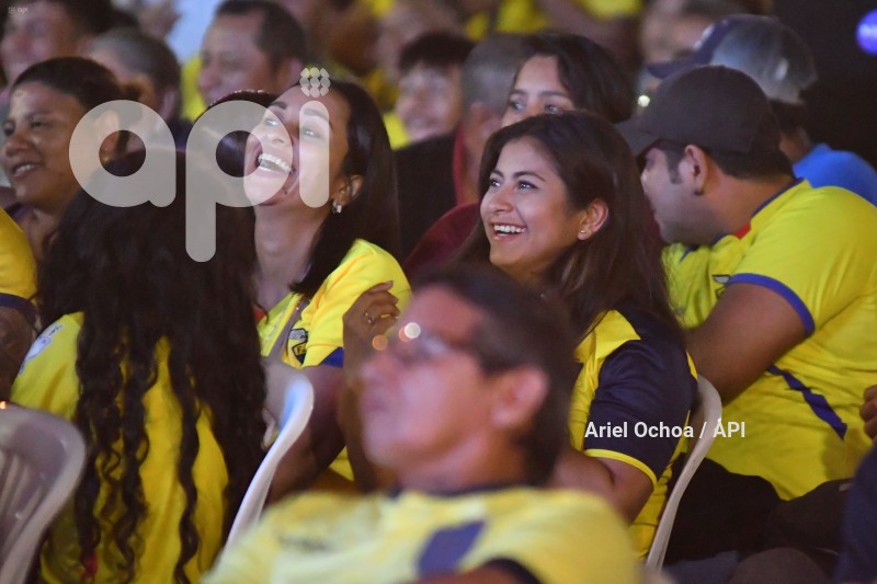 FBL-HINCHAS-REACCION-ARGENTINA-ECUADOR