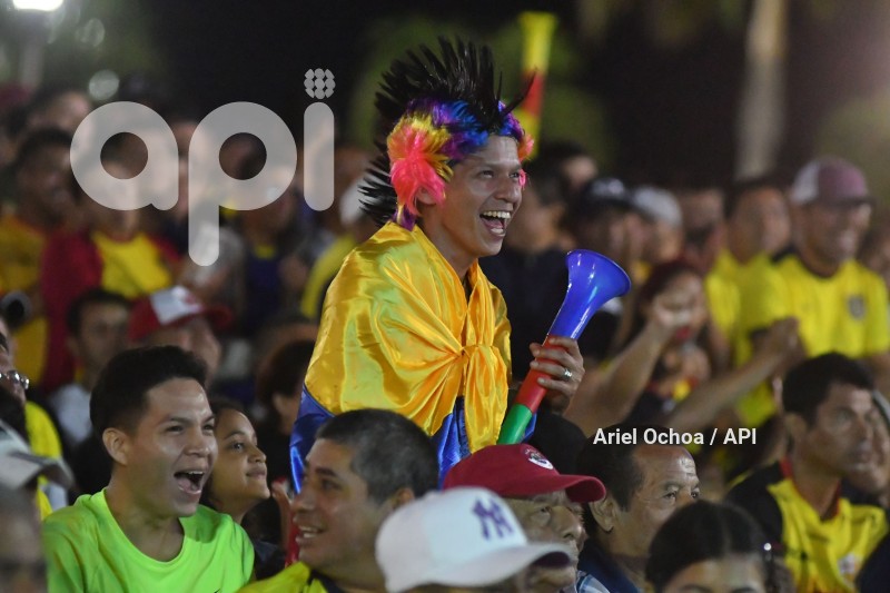 FBL-HINCHAS-REACCION-ARGENTINA-ECUADOR