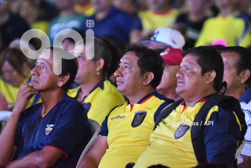 FBL-HINCHAS-REACCION-ARGENTINA-ECUADOR