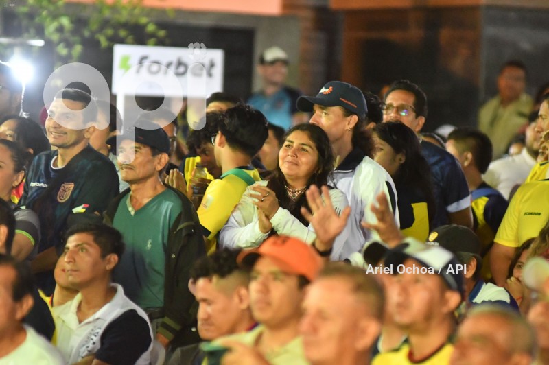FBL-HINCHAS-REACCION-ARGENTINA-ECUADOR