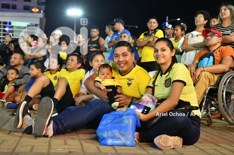 FBL-HINCHAS-REACCION-ARGENTINA-ECUADOR