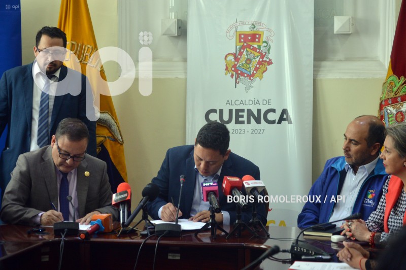 CUENCA-FIRMA CONVENIO-INTERNACIONALIZACION AEROPUERTO