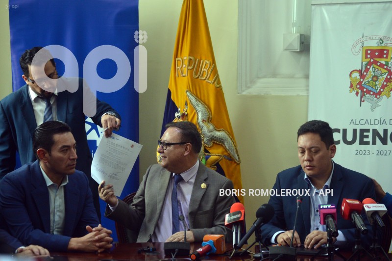 CUENCA-FIRMA CONVENIO-INTERNACIONALIZACION AEROPUERTO