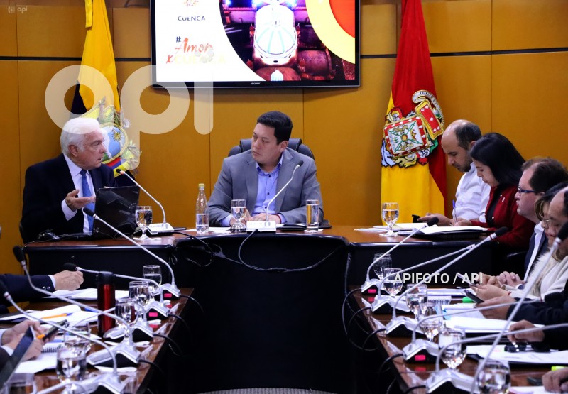 CUENCA-SESION DE CONCEJO CON MINISTRO ENERGIA