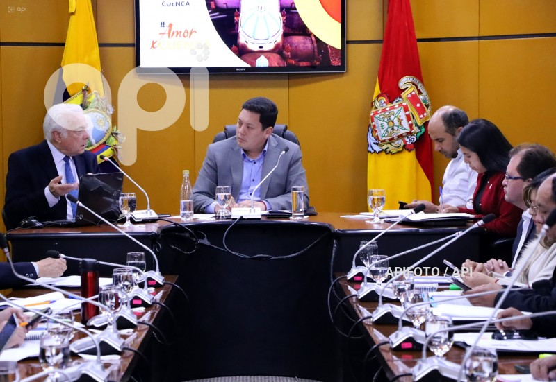 CUENCA-SESION DE CONCEJO CON MINISTRO ENERGIA