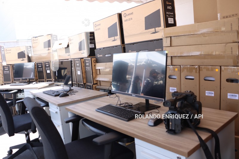 ENTREGA-VEHICULOS-COMPUTADORAS-POLICIA