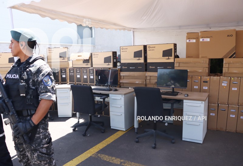 ENTREGA-VEHICULOS-COMPUTADORAS-POLICIA