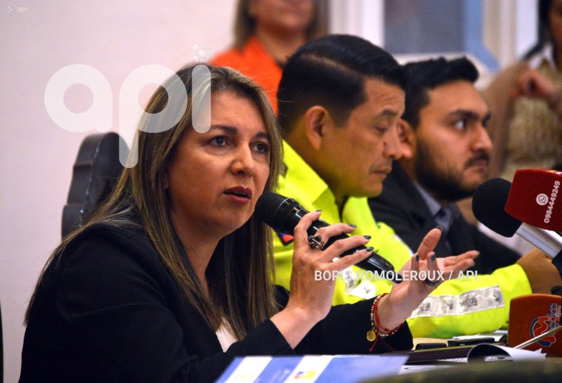 CUENCA-RUEDA DE PRENSA-GOBERNADORA CONSUELO ORELLANA