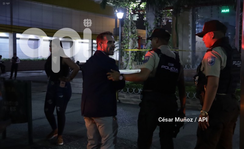 GYE-BOMBA EN RESTAURANTE