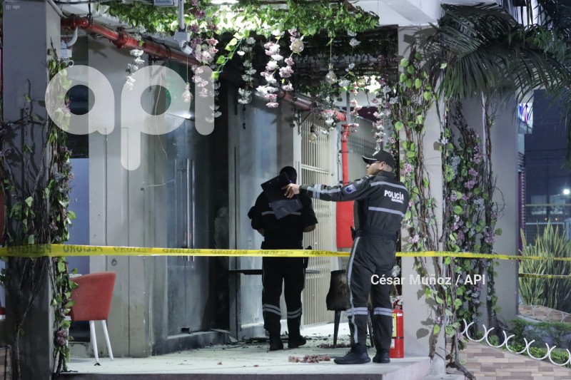 GYE-BOMBA EN RESTAURANTE