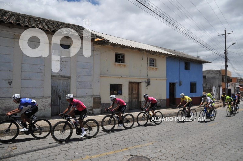VUELTA-CICLISTICA-COTACACHI-MITAD-MUNDO