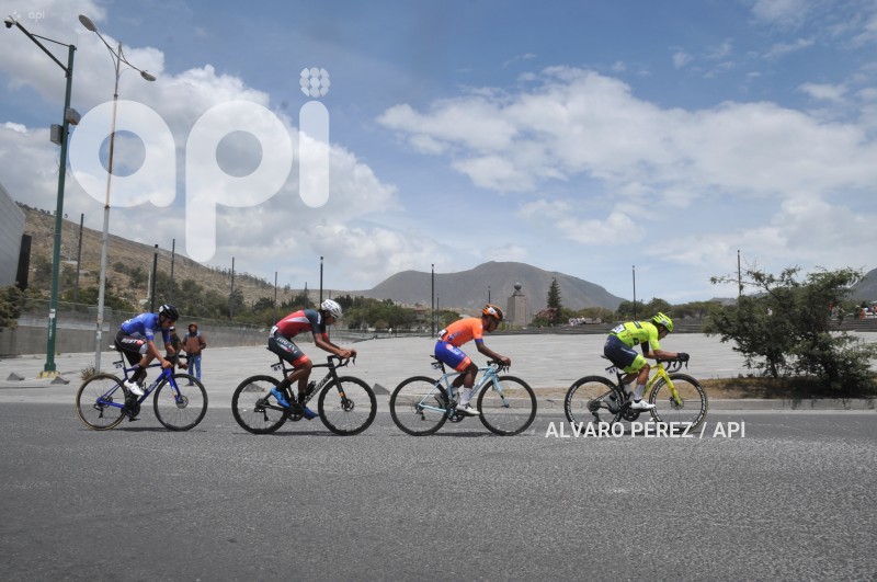 VUELTA-CICLISTICA-MITAD-MUNDO