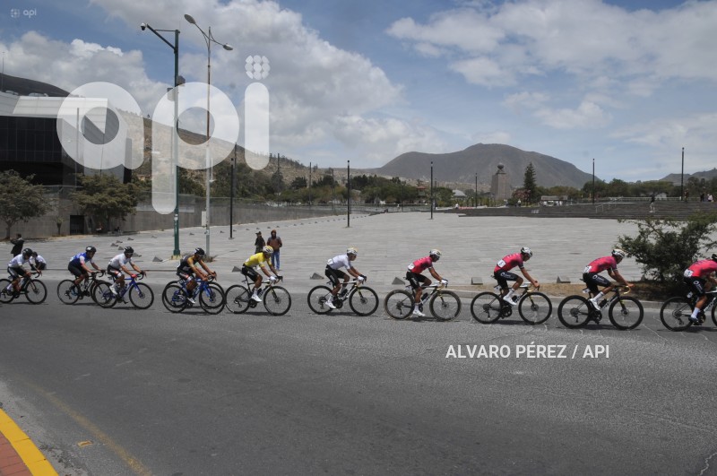 VUELTA-CICLISTICA-MITAD-MUNDO