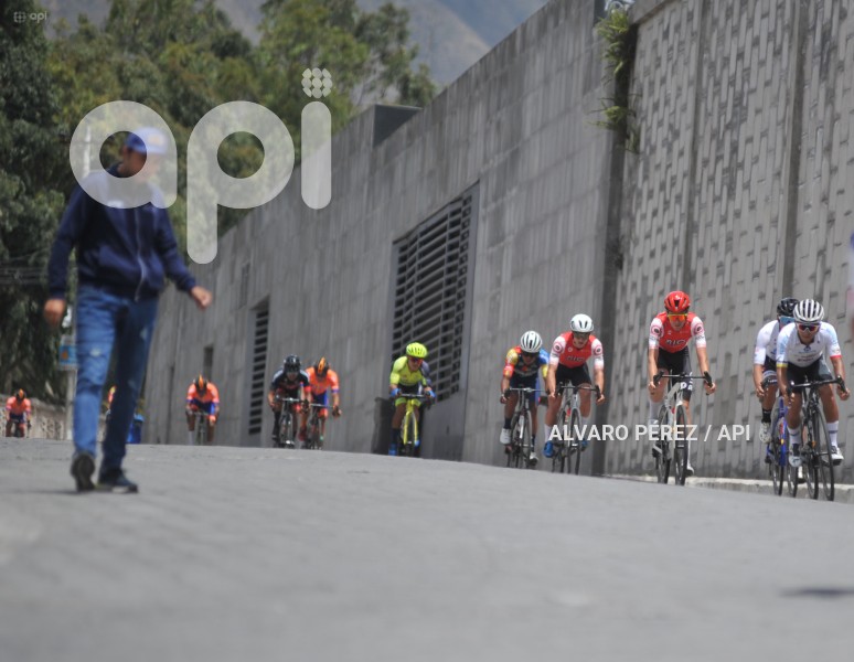VUELTA-CICLISTICA-MITAD-MUNDO