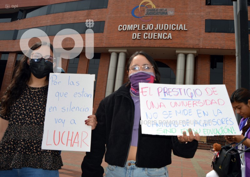 CUENCA-PLANTON-SUPUESTO ACOSO-DOCENTE UNIVERSITARIO