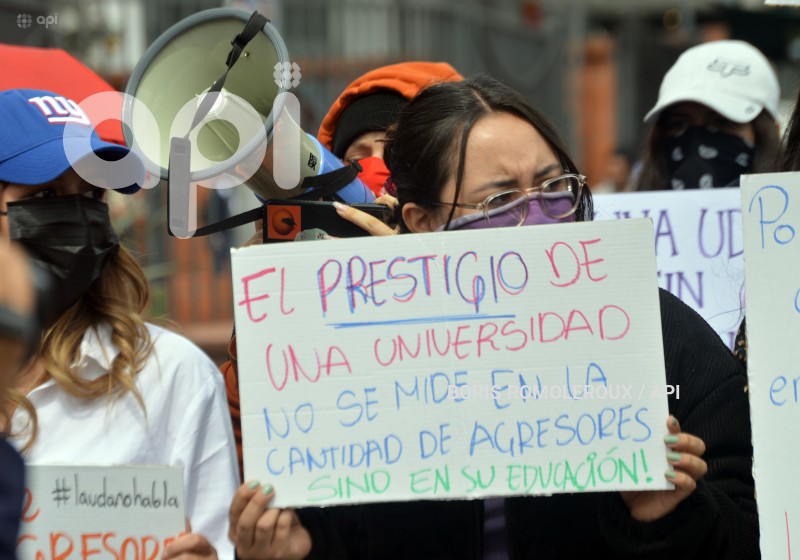 CUENCA-PLANTON-SUPUESTO ACOSO-DOCENTE UNIVERSITARIO