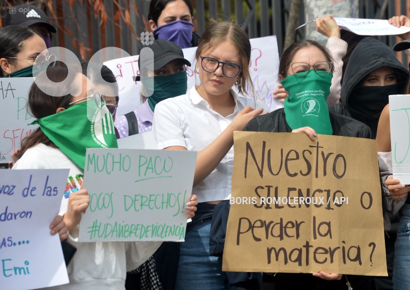CUENCA-PLANTON-SUPUESTO ACOSO-DOCENTE UNIVERSITARIO
