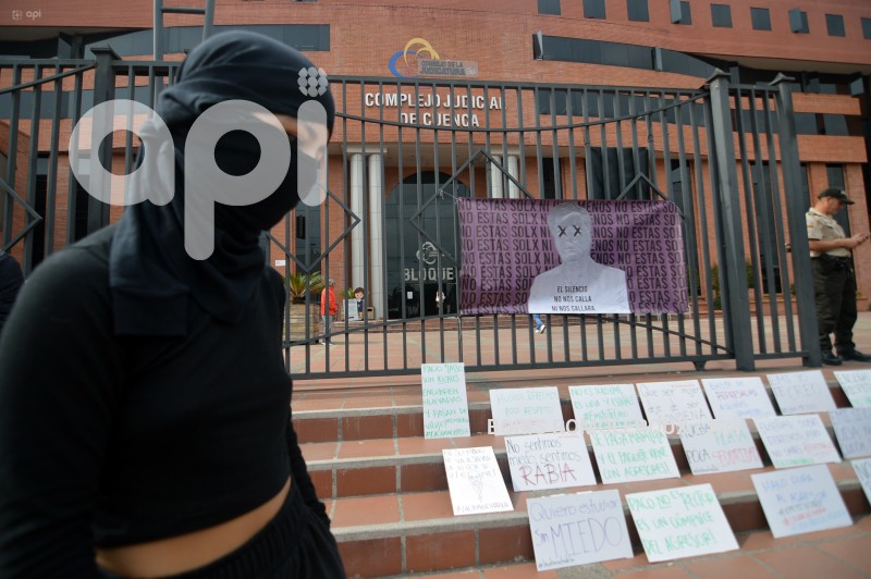 CUENCA-PLANTON-SUPUESTO ACOSO-DOCENTE UNIVERSITARIO