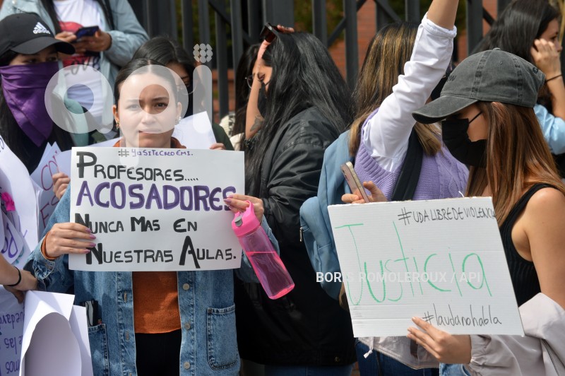 CUENCA-PLANTON-SUPUESTO ACOSO-DOCENTE UNIVERSITARIO