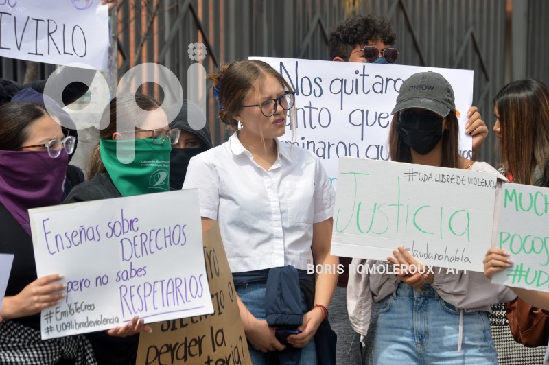 CUENCA-PLANTON-SUPUESTO ACOSO-DOCENTE UNIVERSITARIO