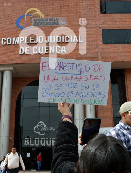 CUENCA-PLANTON-SUPUESTO ACOSO-DOCENTE UNIVERSITARIO