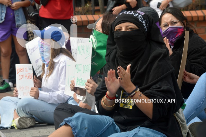CUENCA-PLANTON-SUPUESTO ACOSO-DOCENTE UNIVERSITARIO