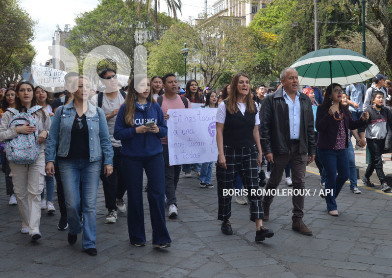 CUENCA-MARCHA Y PLANTON POR ABIGAL
