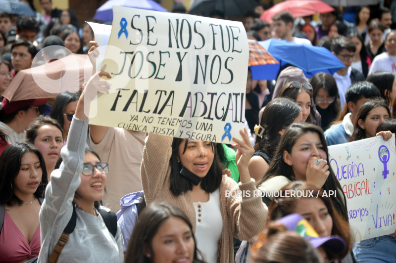 CUENCA-MARCHA Y PLANTON POR ABIGAL