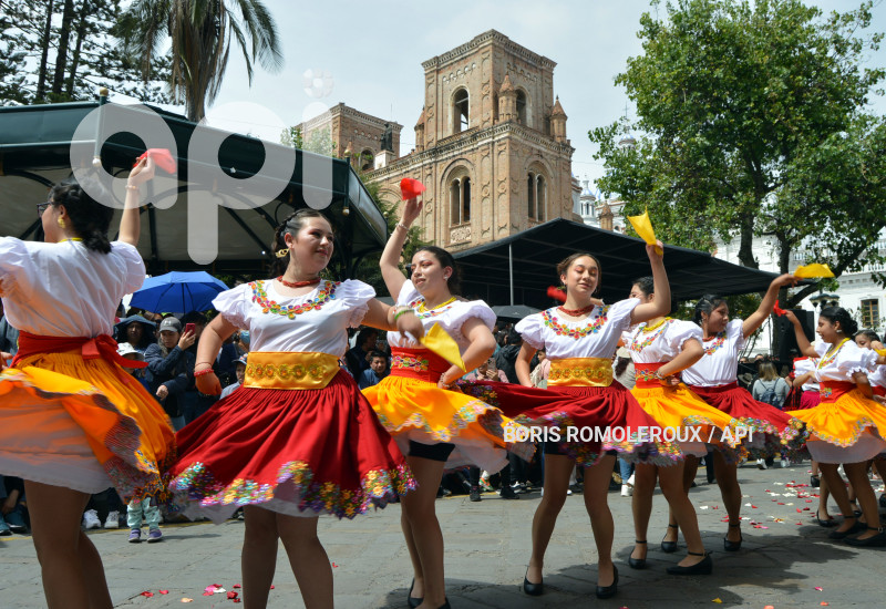 CUENCA-DESFILE ESTUDIANTIL-FIESTAS NOVIEMBRINAS