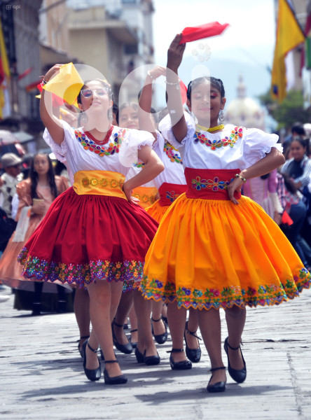 CUENCA-DESFILE ESTUDIANTIL-FIESTAS NOVIEMBRINAS