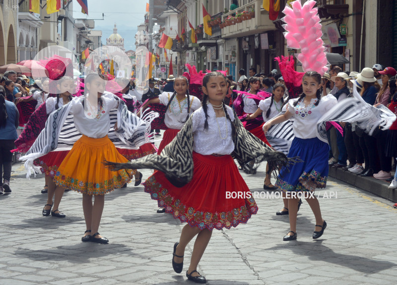 CUENCA-DESFILE ESTUDIANTIL-FIESTAS NOVIEMBRINAS