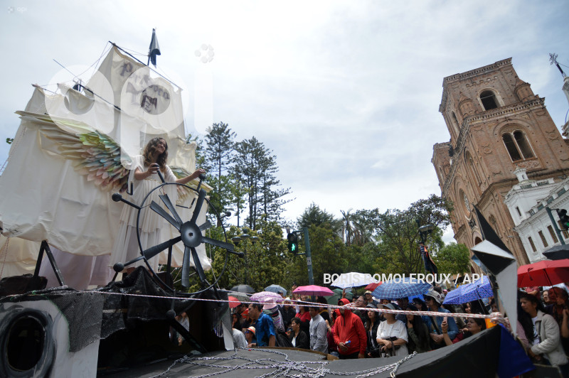 CUENCA-DESFILE ESTUDIANTIL-FIESTAS NOVIEMBRINAS