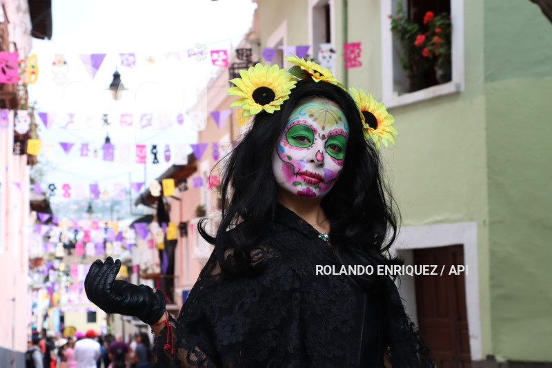 FERIADO FINADOS CALLE LA RONDA