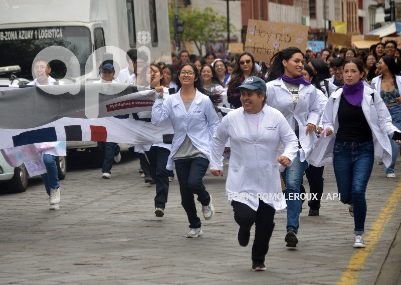 CUENCA-PLANTON-POR ABIGAL DESAPARECIDA