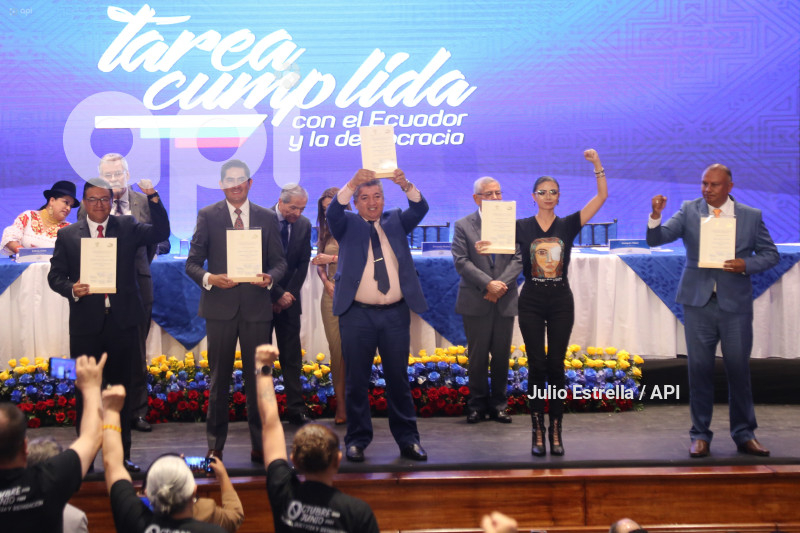 POL ENTREGA CREDENCIALES ASAMBLEA