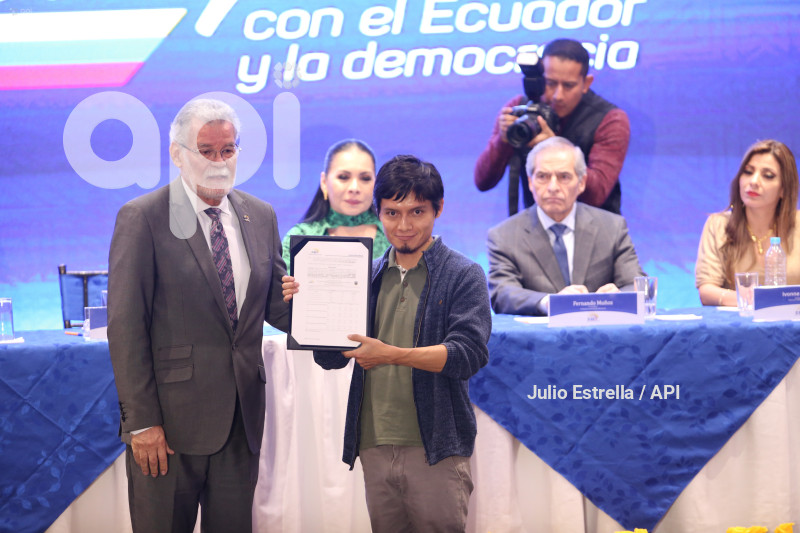 POL ENTREGA CREDENCIALES ASAMBLEA