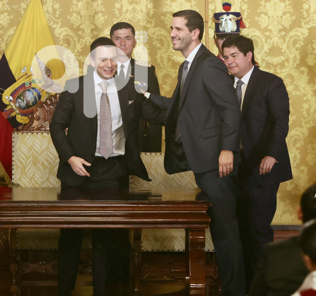 DANIEL NOBOA POSESIONA MINISTROS
