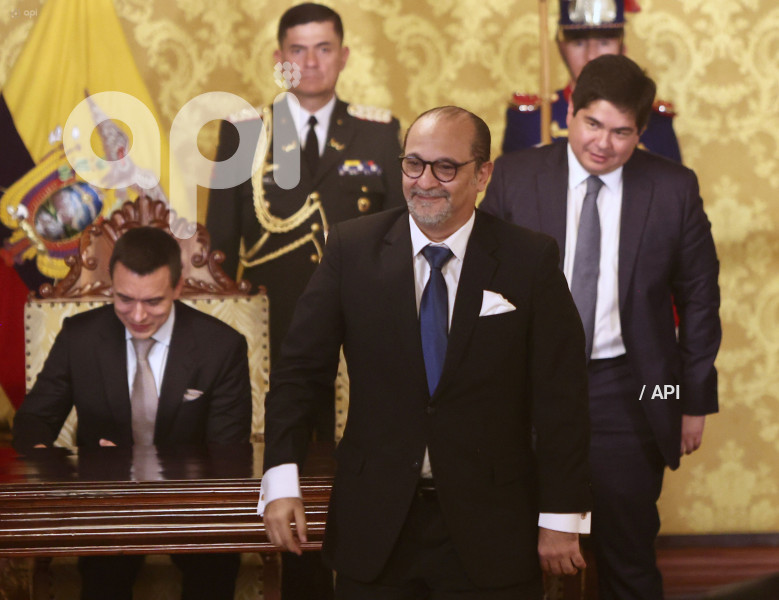 DANIEL NOBOA POSESIONA MINISTROS