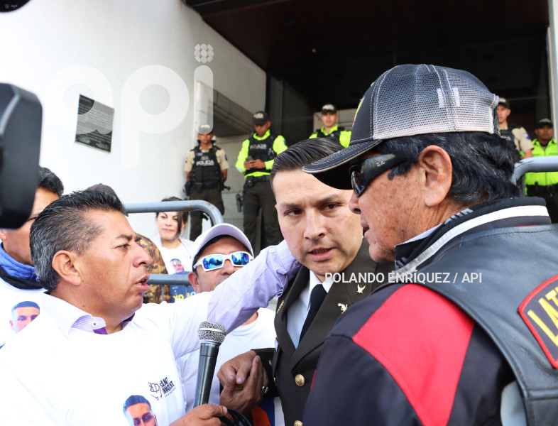 PLANTON-POLICIA-SANTIAGO-OLMEDO
