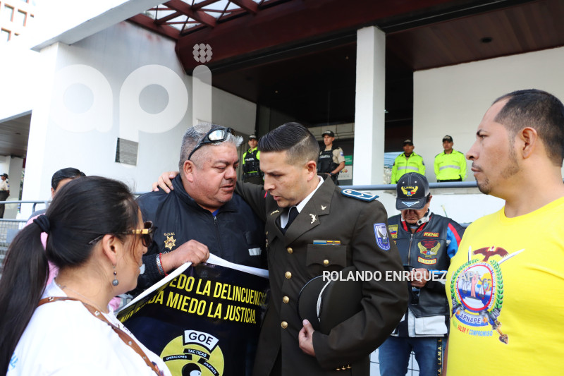 PLANTON-POLICIA-SANTIAGO-OLMEDO