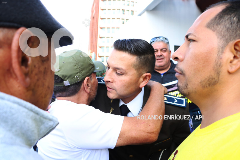 PLANTON-POLICIA-SANTIAGO-OLMEDO