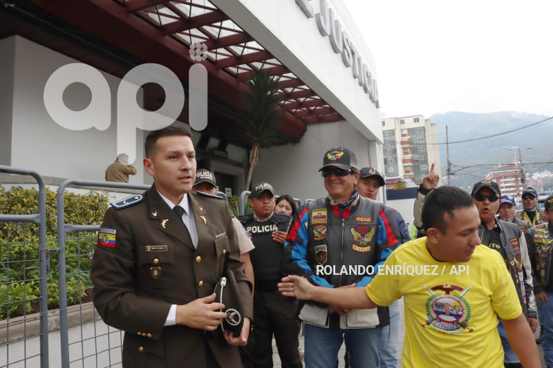 PLANTON-POLICIA-SANTIAGO-OLMEDO