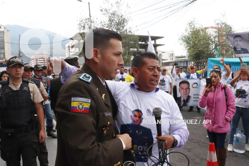 PLANTON-POLICIA-SANTIAGO-OLMEDO
