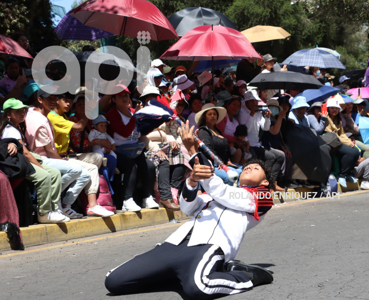 DESFILE-CONFRATERNIDAD-FIESTAS-QUITO