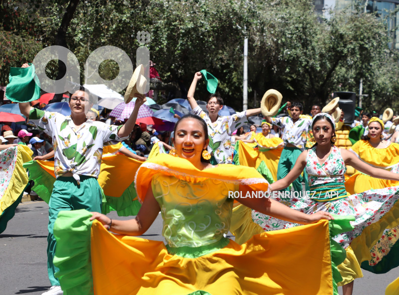 DESFILE-CONFRATERNIDAD-FIESTAS-QUITO
