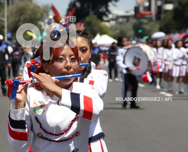DESFILE-CONFRATERNIDAD-FIESTAS-QUITO