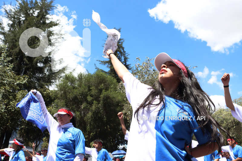 DESFILE-CONFRATERNIDAD-FIESTAS-QUITO